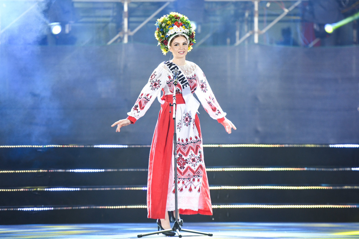 Người đẹp Ukraine đội cả vòng hoa khi diện trang phục Vyshyvanka. Đặc điểm chính của chiếc áo này là có những đường thêu trên cổ áo, cổ tay và đường viền áo.