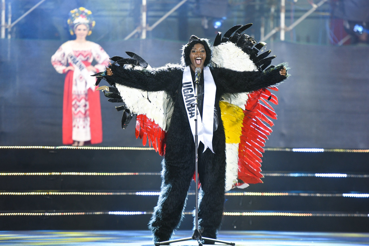 Trang phục dân tộc là cơ hội giúp các thí sinh truyền tải, quảng bá hình ảnh gắn liền với đất nước đến với thế giới. Ở vòng này, những cô gái có lựa chọn đa dạng, có thể lấy cảm hứng từ thiên nhiên, cây cỏ, hoặc địa danh nổi tiếng của quê hương mình. Đối với đại diện Uganda, cảm hứng đến từ một loài vật.