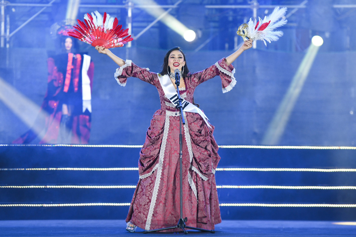 Tối 10/12, chung kết cuộc thi Hoa hậu Du lịch Thế giới 2022 được tổ chức ở tỉnh Vĩnh Phúc. Sau phần giới thiệu hoạt động, 35 cô gái xuất sắc đến từ khắp thế giới bước vào vòng Trang phục dân tộc. Trong ảnh là Maria Carmen Crescenzi, đại diện Italy, với bộ cánh xếp nếp cầu kỳ, lấy cảm hứng từ các lễ hội ở quê nhà.