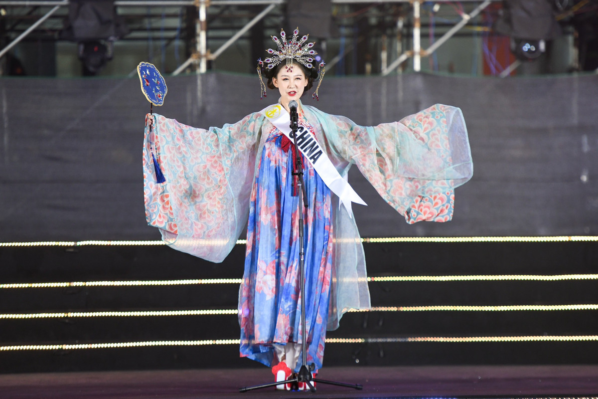 Đại diện Trung Quốc tự tin trên sân khấu. Tận dụng độ phồng của trang phục, Zhang Hanyu biết cách tạo những dáng đẹp mắt, tôn lên chi tiết sắc sảo trên thân váy.