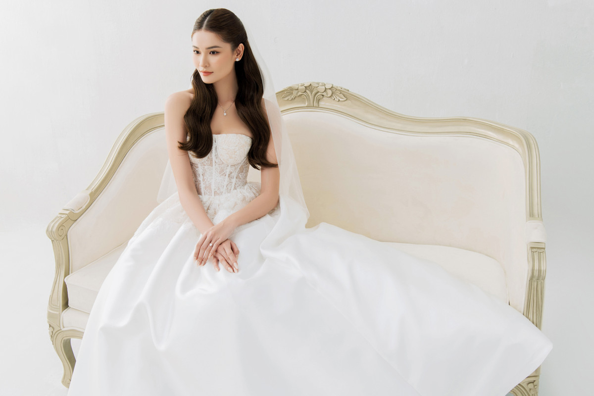 Á hậu sinh năm 1996 diện nhiều mẫu đầm cưới thanh lịch, gợi cảm khi thực hiện bộ ảnh. Trong ảnh, Á hậu Thùy Dung chọn đầm cúp ngực khoe phần xương quai xanh thon gọn. Cô hoàn thiện tổng thể trang phục với trang sức. Người đẹp cũng trang điểm nhẹ nhàng và tạo kiểu tóc đơn giản.