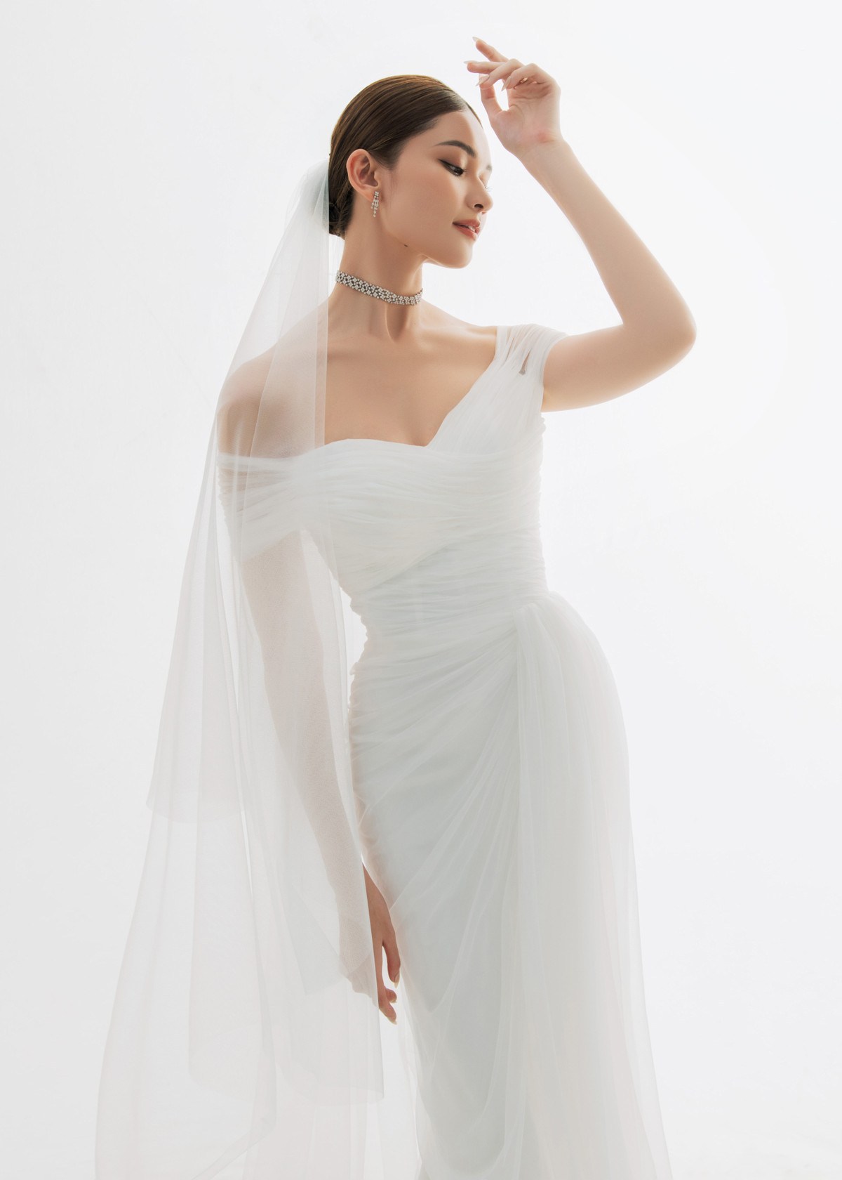 Theo Thùy Dung, trong quãng thời gian hẹn hò, cả hai chủ yếu yêu xa. Do khoảng cách địa lý, ban đầu, họ chọn cách liên lạc hàng ngày bằng điện thoại hay những lá thư tay. Khi sắp xếp được thời gian rảnh, cả hai chọn đi du lịch, giúp gắn kết tình cảm.