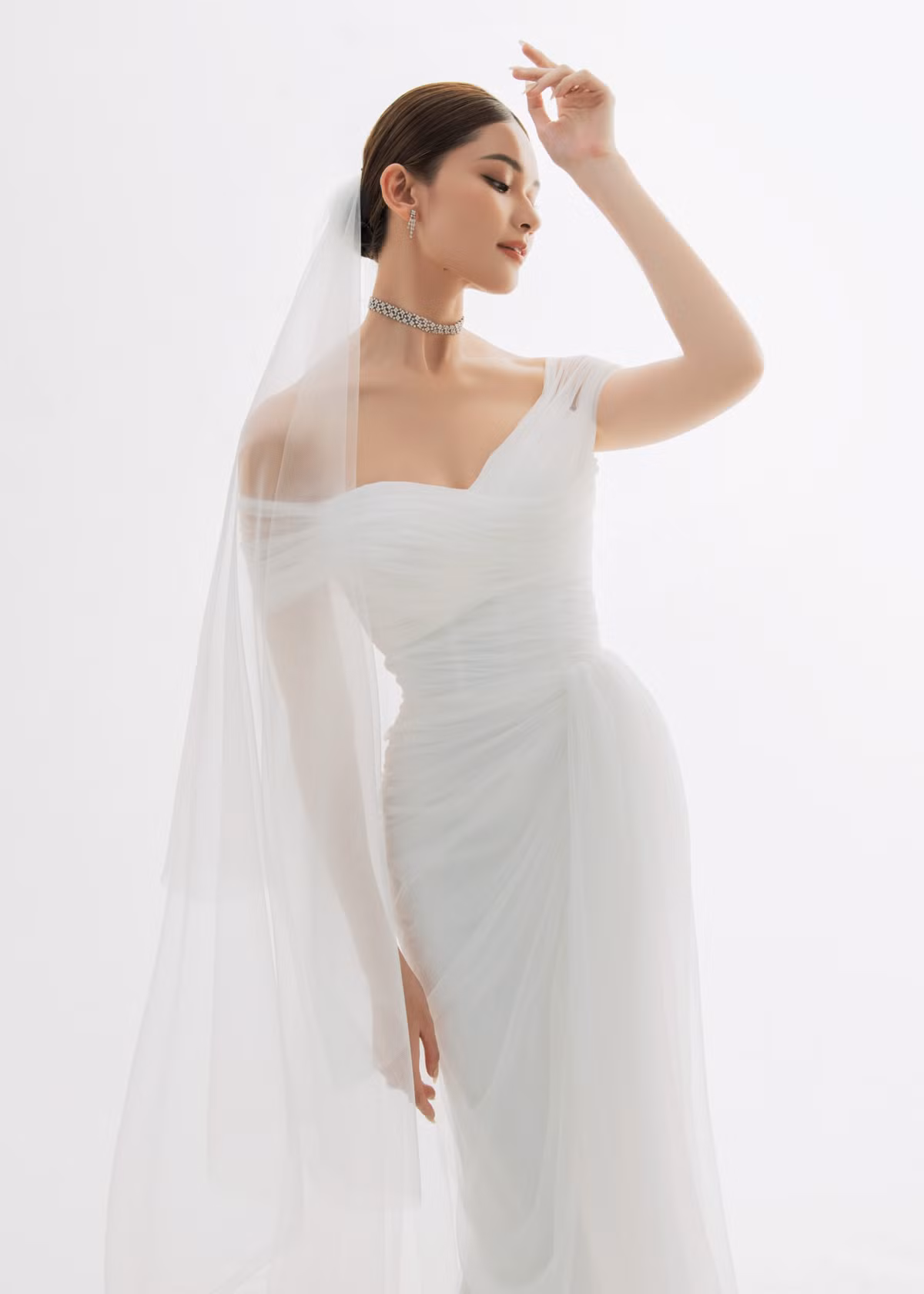 Theo Thùy Dung, trong quãng thời gian hẹn hò, cả hai chủ yếu yêu xa. Do khoảng cách địa lý, ban đầu, họ chọn cách liên lạc hàng ngày bằng điện thoại hay những lá thư tay. Khi sắp xếp được thời gian rảnh, cả hai chọn đi du lịch, giúp gắn kết tình cảm.