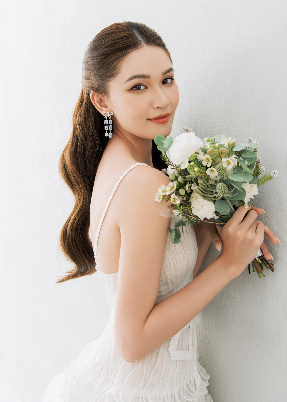 Thời gian qua, vợ chồng Thùy Dung dành thời gian để hoàn thiện những khâu cuối cùng cho hôn lễ. Cả hai đã lựa chọn xong địa điểm cưới, gửi thiệp mời tới bạn bè, đồng nghiệp. Lễ cưới của Á hậu Thùy Dung và chồng doanh nhân diễn ra vào ngày 3/12, tại TP.HCM.