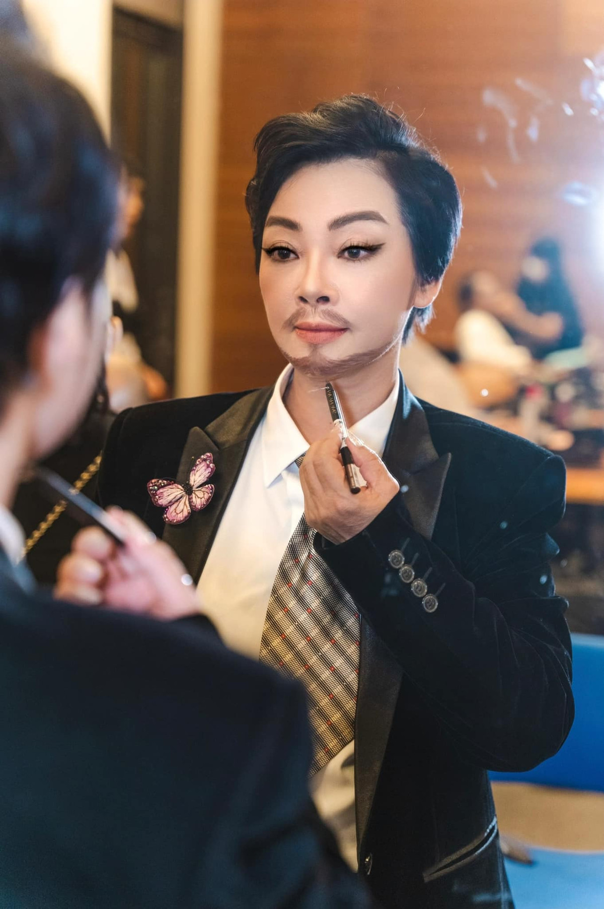 Nghệ sĩ Trà My hoá trang thành nam trong một vai diễn.