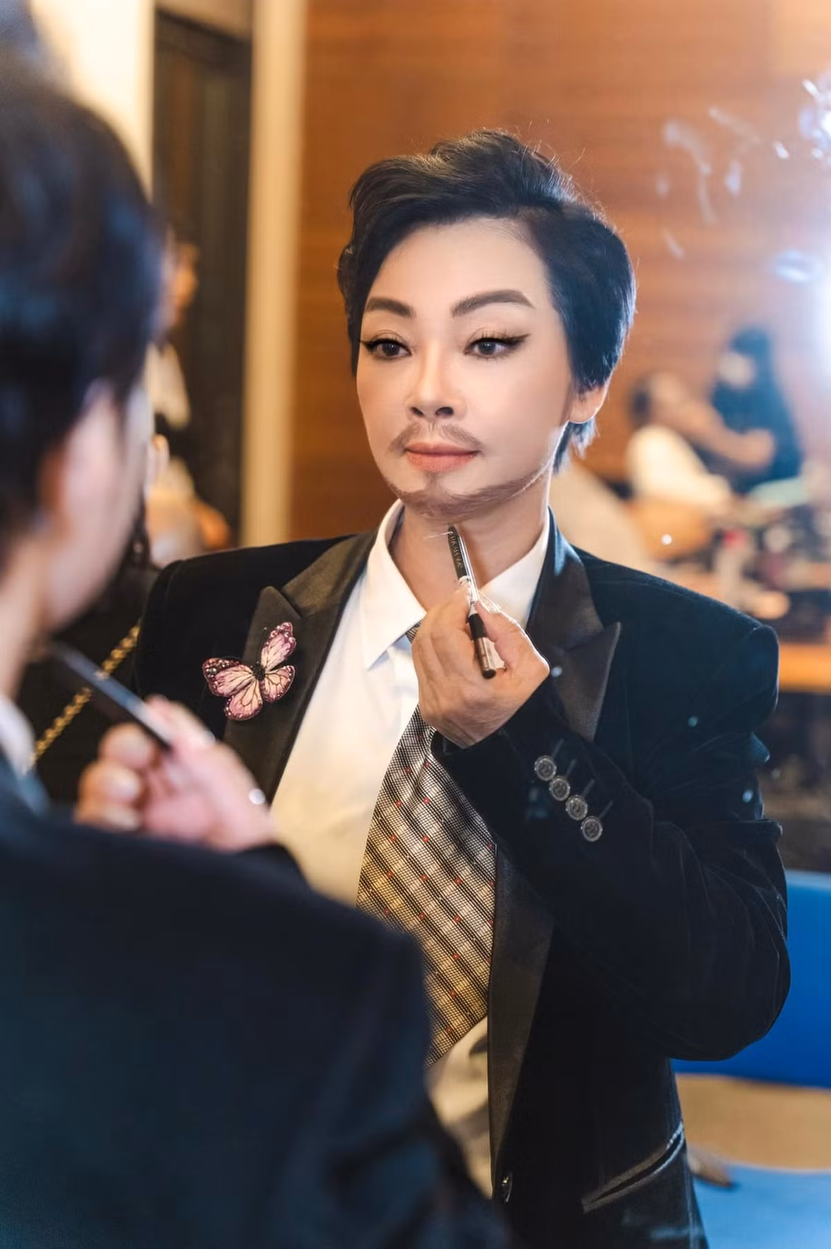 Nghệ sĩ Trà My hoá trang thành nam trong một vai diễn.