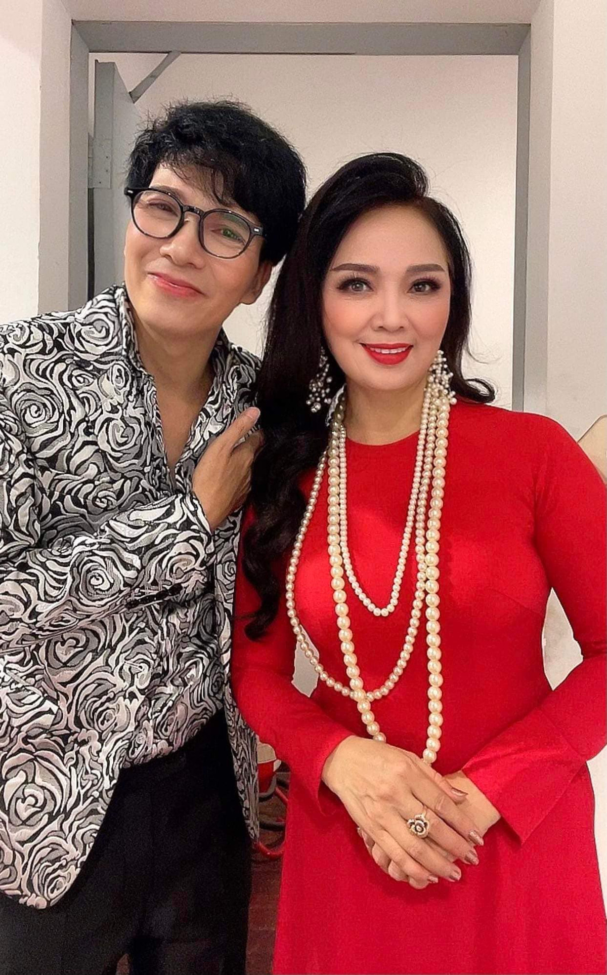 Ca sĩ Hồ Quang 8 chụp ảnh bên đàn chị mà anh vô cùng yêu mến - NSND Thái Bảo.