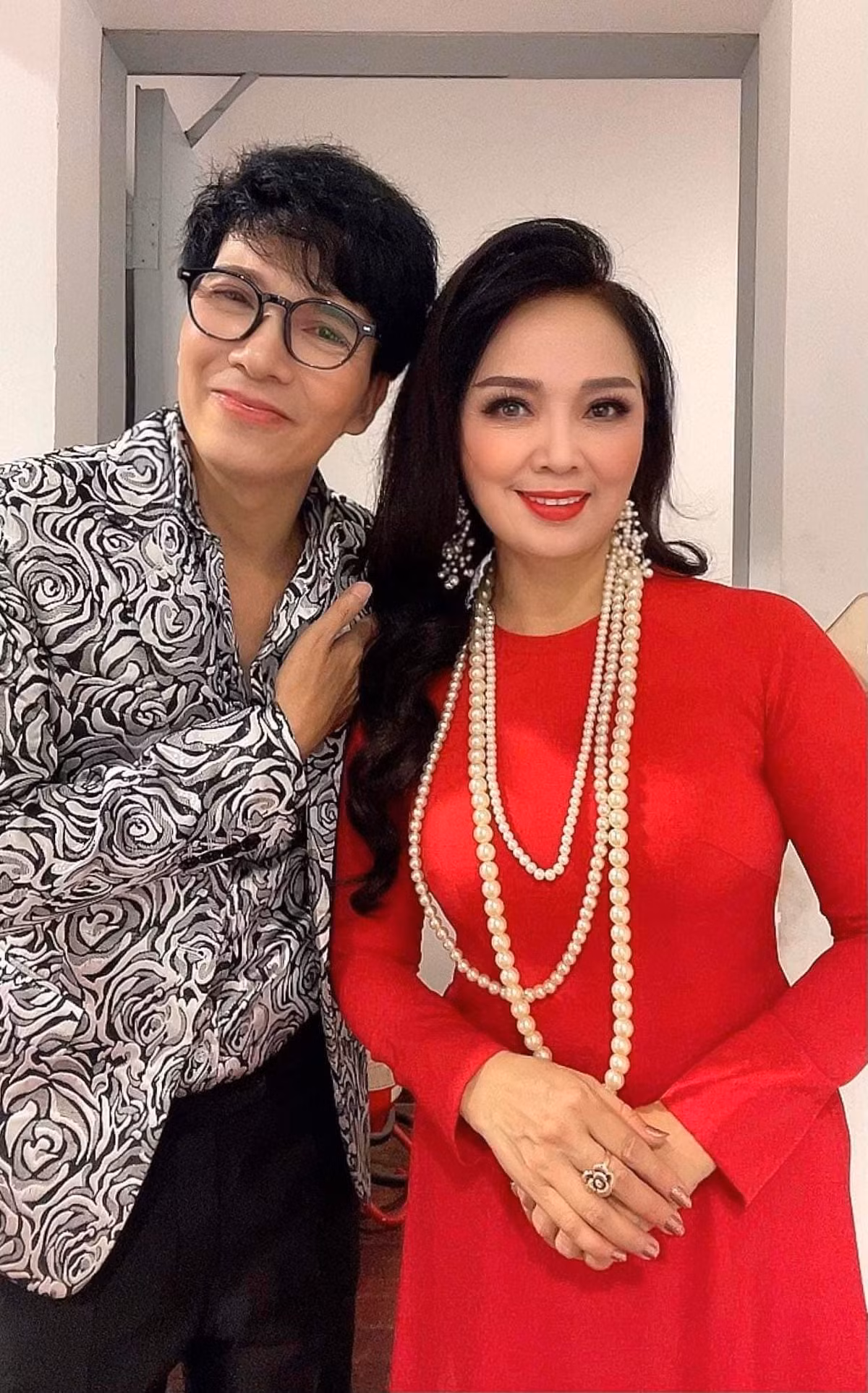 Ca sĩ Hồ Quang 8 chụp ảnh bên đàn chị mà anh vô cùng yêu mến - NSND Thái Bảo.