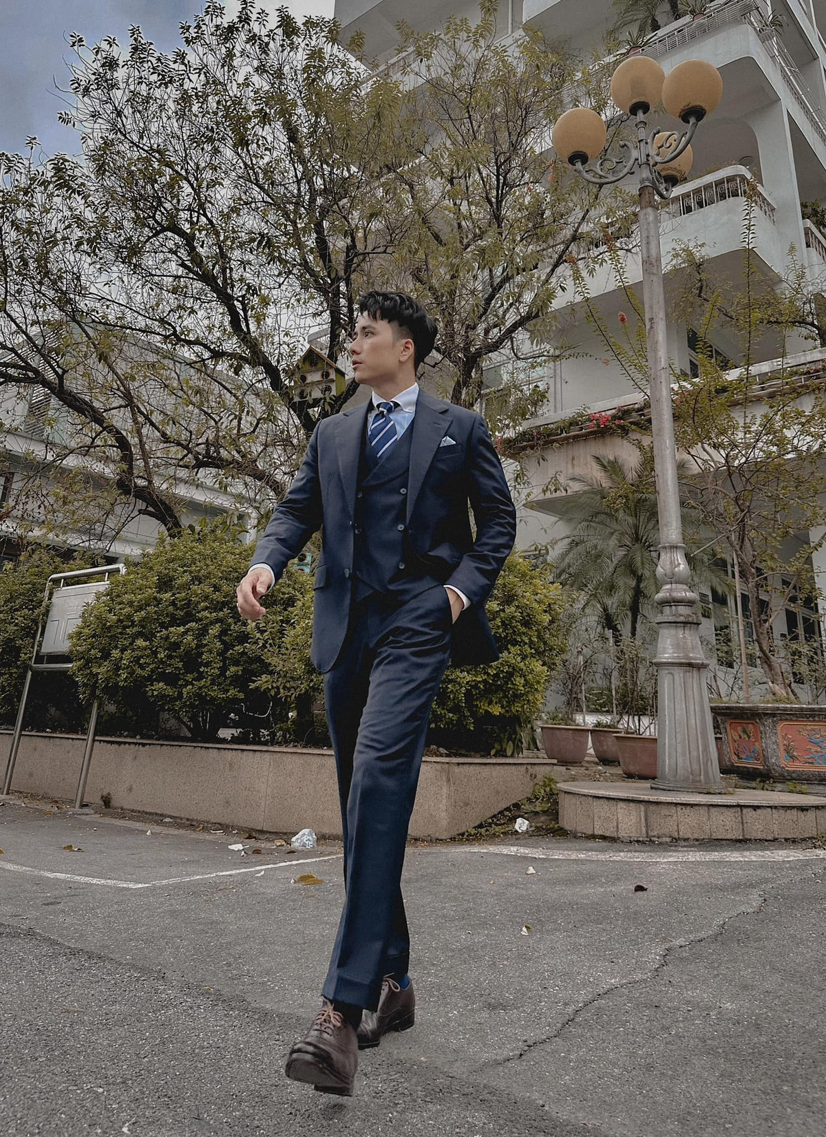 Diễn viên Mạnh Quân bảnh bao dạo phố.