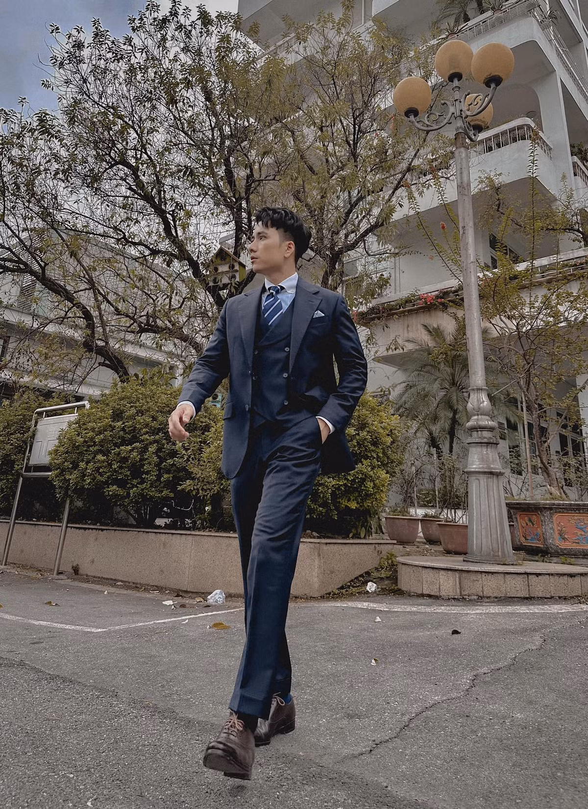 Diễn viên Mạnh Quân bảnh bao dạo phố.