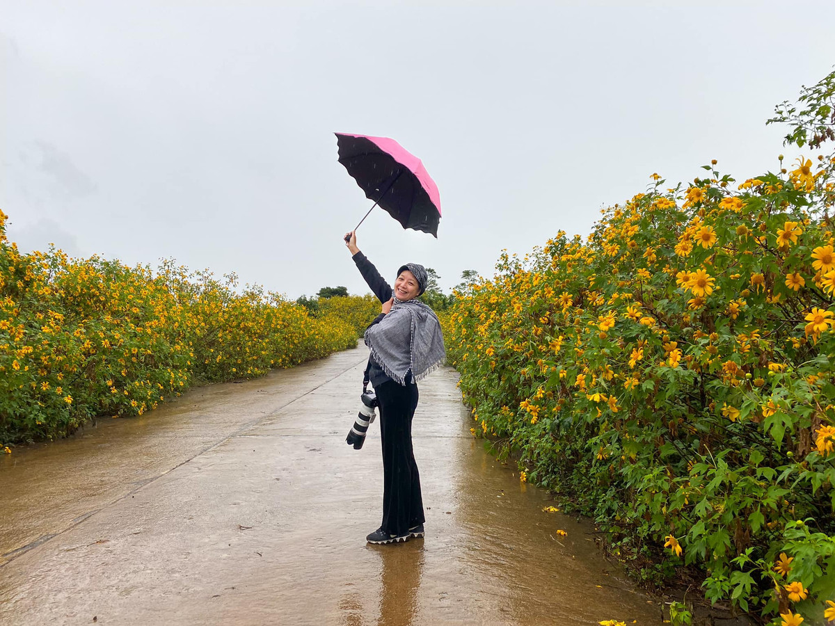 Diễn viên Chiều Xuân đi săn ảnh hoa dã quỳ.