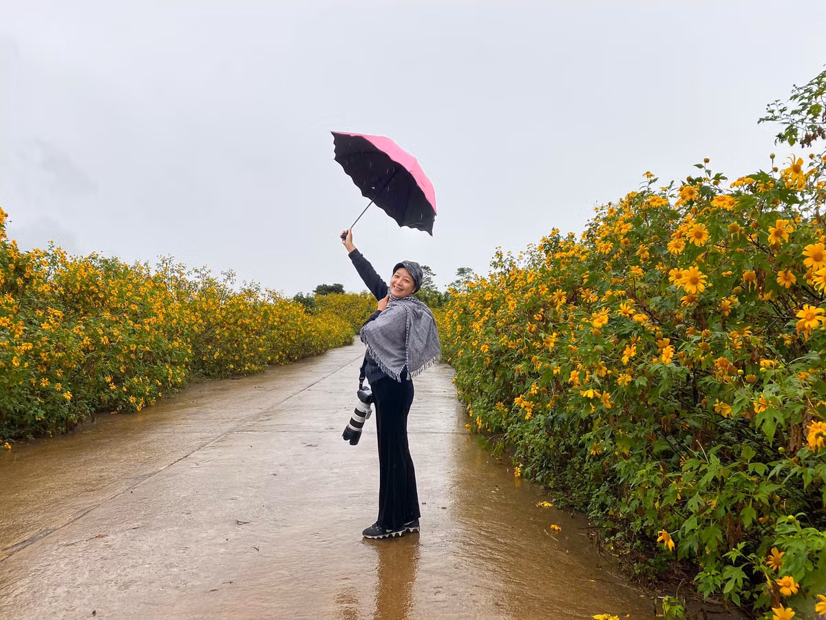 Diễn viên Chiều Xuân đi săn ảnh hoa dã quỳ.