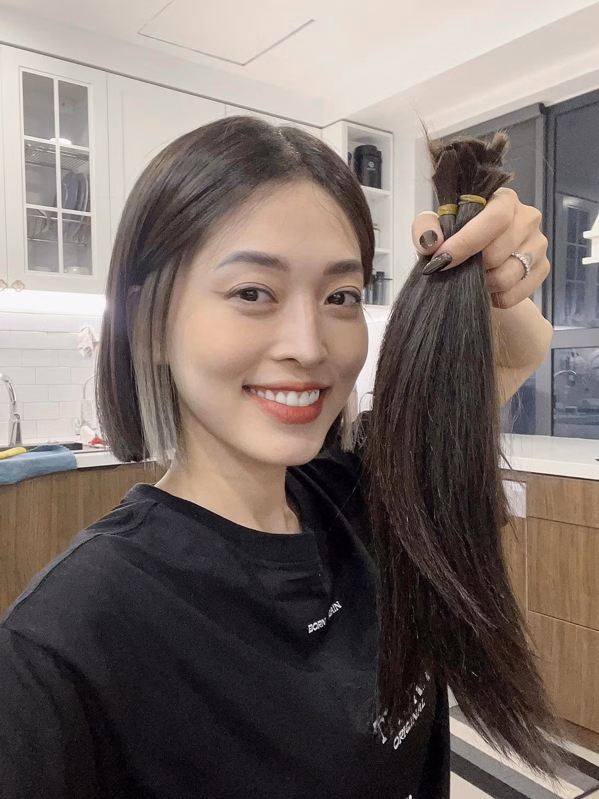 Á hậu Phương Nga bất ngờ cắt tóc ngắn sau kết hôn với diễn viên Bình An. Người đẹp cho biết cô đã ước mong ngày này đến từ rất lâu.