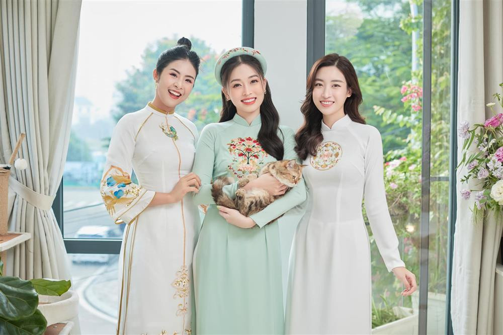 Trong đám hỏi của Phương Nga, Đỗ Mỹ Linh là một trong 7 phù dâu. Hội 3 nàng hậu gốc Hà thành gồm Ngọc Hân, Phương Nga và Đỗ Mỹ Linh cực kỳ thân thiết.