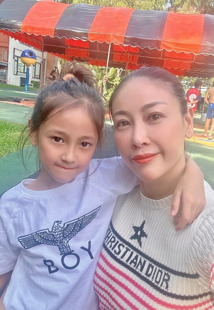 Hồng Nhung trẻ như gái 20, Hà Kiều Anh khoe con gái xinh đẹp - Hình 3 Hong Nhung tre nhu gai 20, Ha Kieu Anh khoe con gai xinh dep-Hinh-3