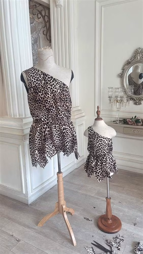 Doanh nhân Nguyễn Quốc Vũ khoe trang phục sẽ diện vào tối nay.