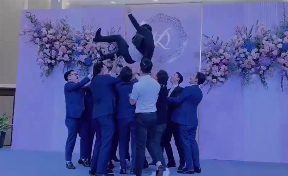 Mới đây, thiếu gia Đỗ Vinh Quang chia sẻ clip ngắn ghi lại khoảnh khắc thú vị trong ngày ăn hỏi Đỗ Mỹ Linh. Theo đó, tại không gian ăn hỏi ở nhà trai, chú rể liên tục bị đám đông tung lên cao, ai nấy trông vô cùng phấn khởi.