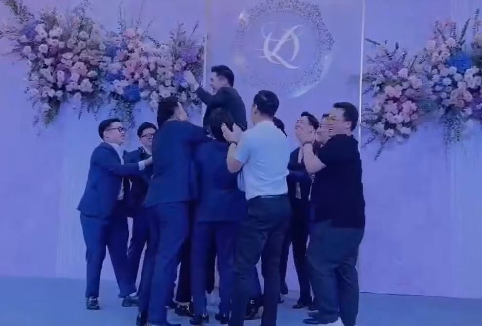 Về phía mình, Chủ tịch CLB Bóng đá Hà Nội gọi đây là "khoảnh khắc hạnh phúc". Chúc mừng cậu út nhà bầu Hiển, nhiều người cũng trêu anh: "Cưới được vợ mà tung như thắng bóng đá luôn"; "Niềm vui 'có vợ rồi' đây mà"; "Mừng rớt nước mắt. Chúc mừng anh đã có được chị Linh ạ"...