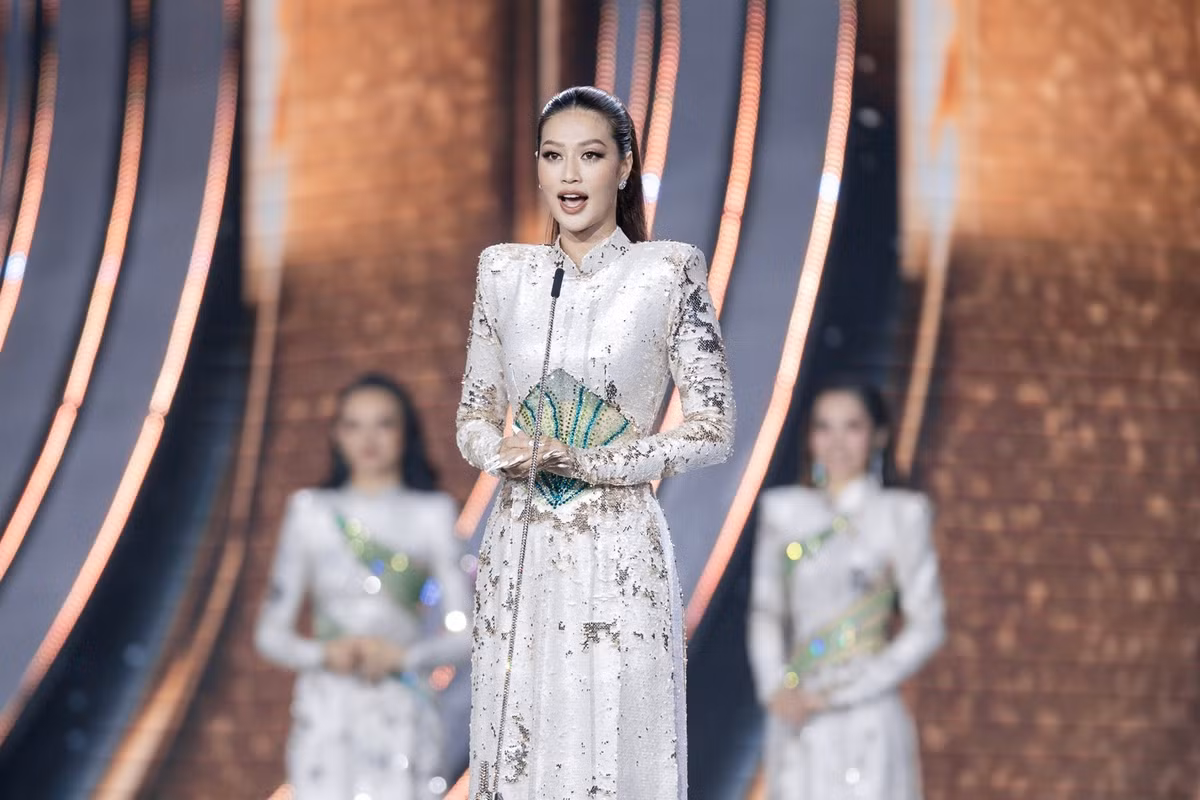 Tối 1/10, Đoàn Thiên Ân bứt phá tại chung kết, lần lượt được gọi tên vào top 20, top 15, top 5. Cô đặc biệt gây ấn tượng ở phần thuyết trình và ứng xử. Khán giả có mặt tại sân khấu dành cho cô gái Long An những tràng pháo tay cổ vũ.