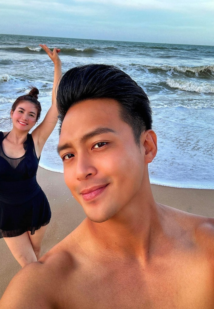 Vợ chồng Thanh Duy - Kha Ly hưởng tuần trăng mật sau nhiều năm cưới.