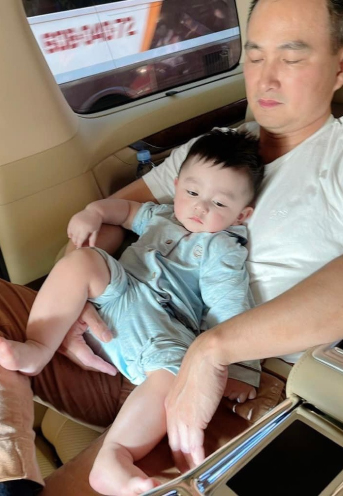 Chi Bảo chăm sóc cậu con trai trong chuyến du lịch.