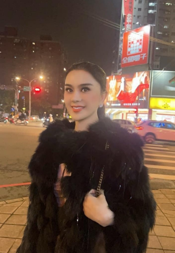 Sao Việt Lâm Khánh Chi dạo phố đêm ở Đài Loan.