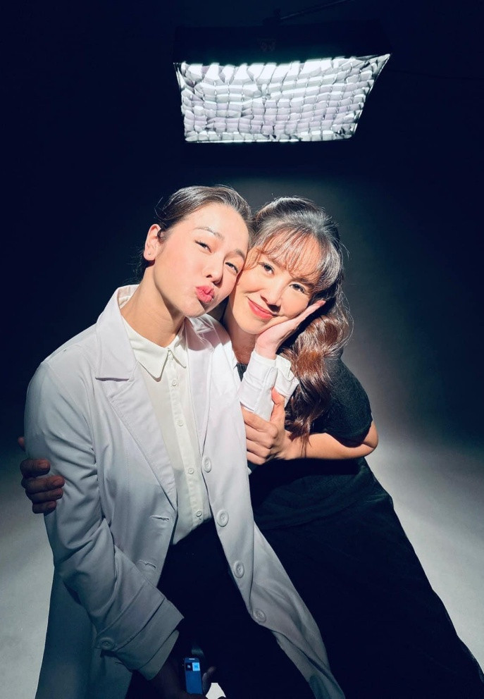 Nhật Kim Anh chụp ảnh kỷ niệm cùng Lê Phương dịp hợp tác chung dự án.