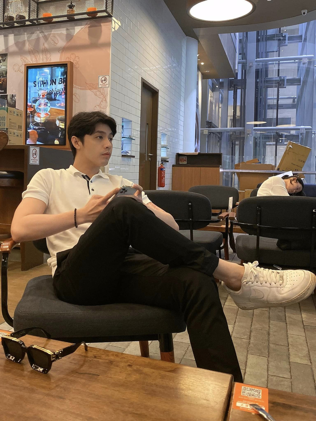 Noo Phước Thịnh khoe vẻ điển trai khi đi cà phê với bạn.