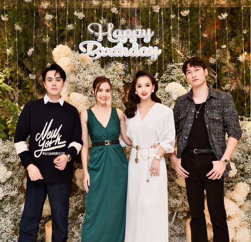 Lã Thanh Huyền đón sinh nhật bên những người bạn thân thiết.