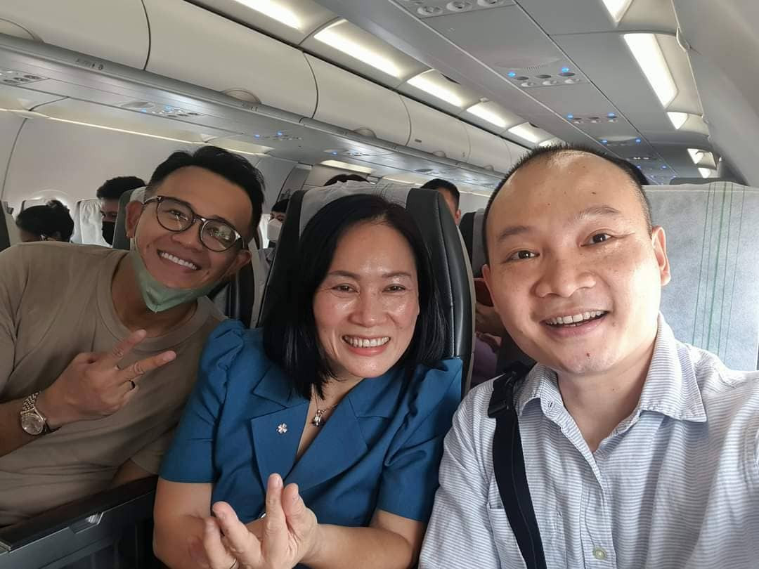 Sao Việt ngày 18/11: Để đánh dấu kỷ niệm hội ngộ, nhà báo Tạ Bích Loan và BTV Lại Bắc Hải Đăng, MC Bùi Đức Bảo đã ghi lại những khoảnh khắc vui vẻ cùng nhau.