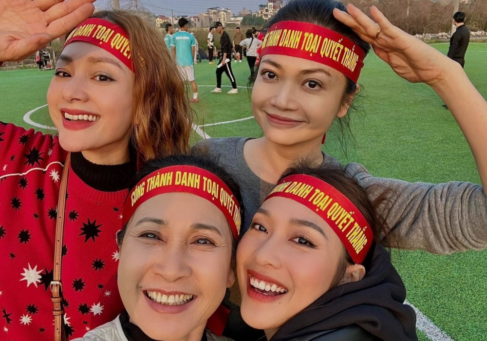 NSND Lan Hương nhiệt tình hưởng ứng bóng đá cùng các đồng nghiệp: diễn viên Khả Ngân, Lan Phương, Kiều Anh.