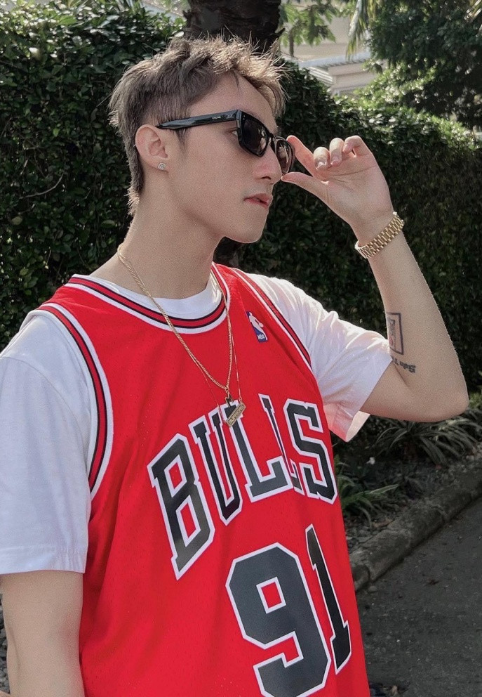 Ca sĩ Sơn Tùng M-TP trông như sinh viên với ngoại hình trẻ trung.