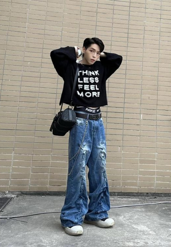 Đức Phúc ngày càng điệu đà với phong cách thời trang nữ tính.