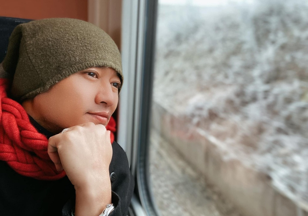 Quý Bình nhớ vợ, con ở Việt Nam khi một mình đi công tác ở trời Tây.