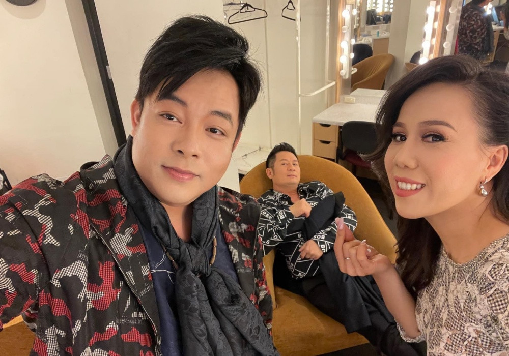 Quang Lê khoe ảnh hậu trường cùng Mai Thiên Vân và đàn anh Bằng Kiều.