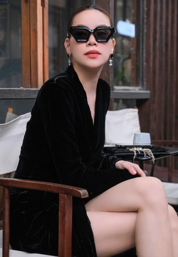 Hồ Ngọc Hà thần thái trong dịp hiếm hoi xuống phố cà phê cùng bạn.