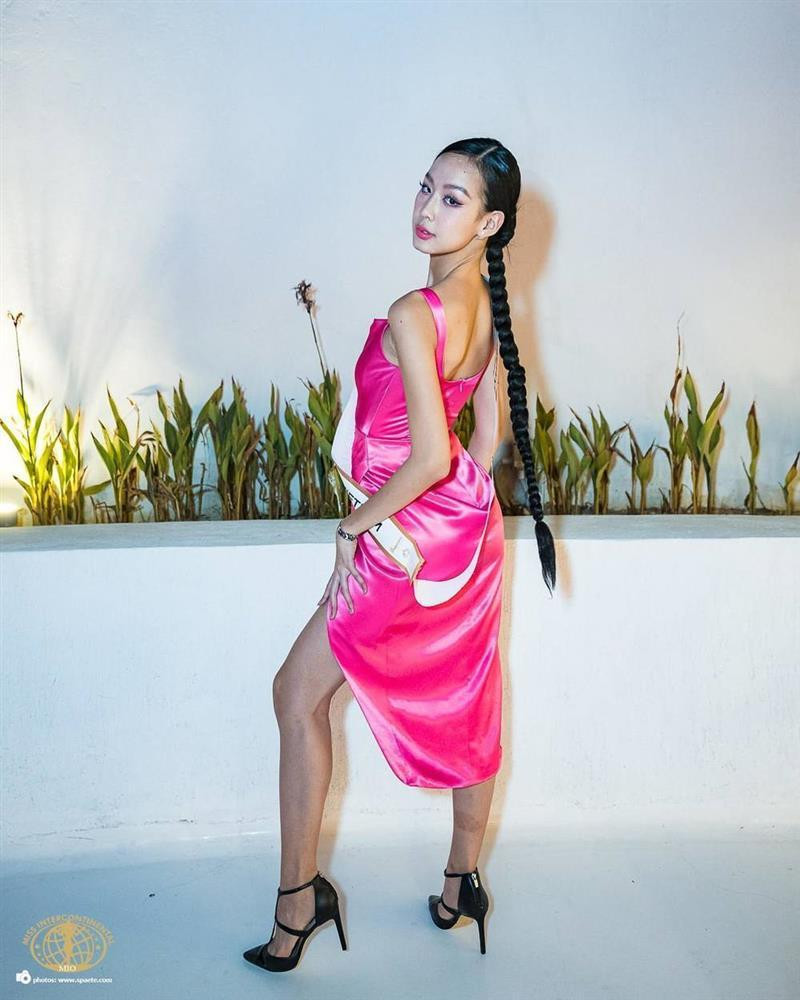 Trước đó, người đẹp Cần Thơ cũng từng khiến fan than trời với những hình ảnh tham dự buổi tiệc cùng đương kim MIC - Cinderella Faye Obeñita và các thí sinh khác trong cuộc thi. Trong những hình ảnh được đăng tải, nàng hậu cao 1m85 lại hóa tí hon bất thường. Nhiều người cho rằng chính góc chụp đã khiến cho Bảo Ngọc bị "dìm không thương tiếc".