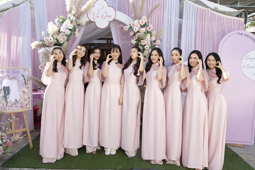 Vừa qua, hoa hậu Mai Phương Thuý, Lương Thuỳ Linh, Đoàn Thiên Ân, Nguyễn Lê Ngọc Thảo,… diện áo dài hồng xuất hiện trong một hôn lễ tại Ninh Thuận với tư cách là phù dâu.