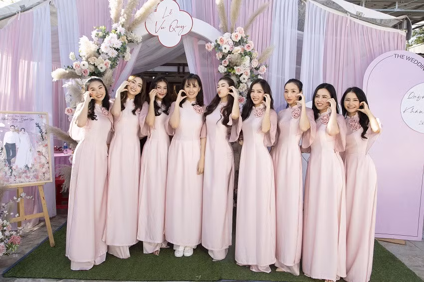 Vừa qua, hoa hậu Mai Phương Thuý, Lương Thuỳ Linh, Đoàn Thiên Ân, Nguyễn Lê Ngọc Thảo,… diện áo dài hồng xuất hiện trong một hôn lễ tại Ninh Thuận với tư cách là phù dâu.