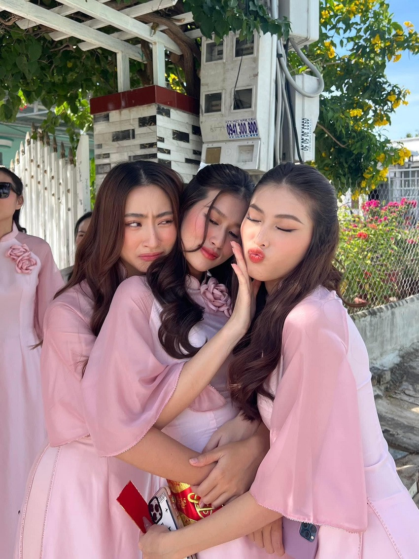 Hoa hậu Lương Thùy Linh, Đoàn Thiên Ân, á hậu Ngọc Thảo nhanh chóng ghi lại những khoảng khắc đặc biệt của 3 chị em trong dịp đặc biệt này.