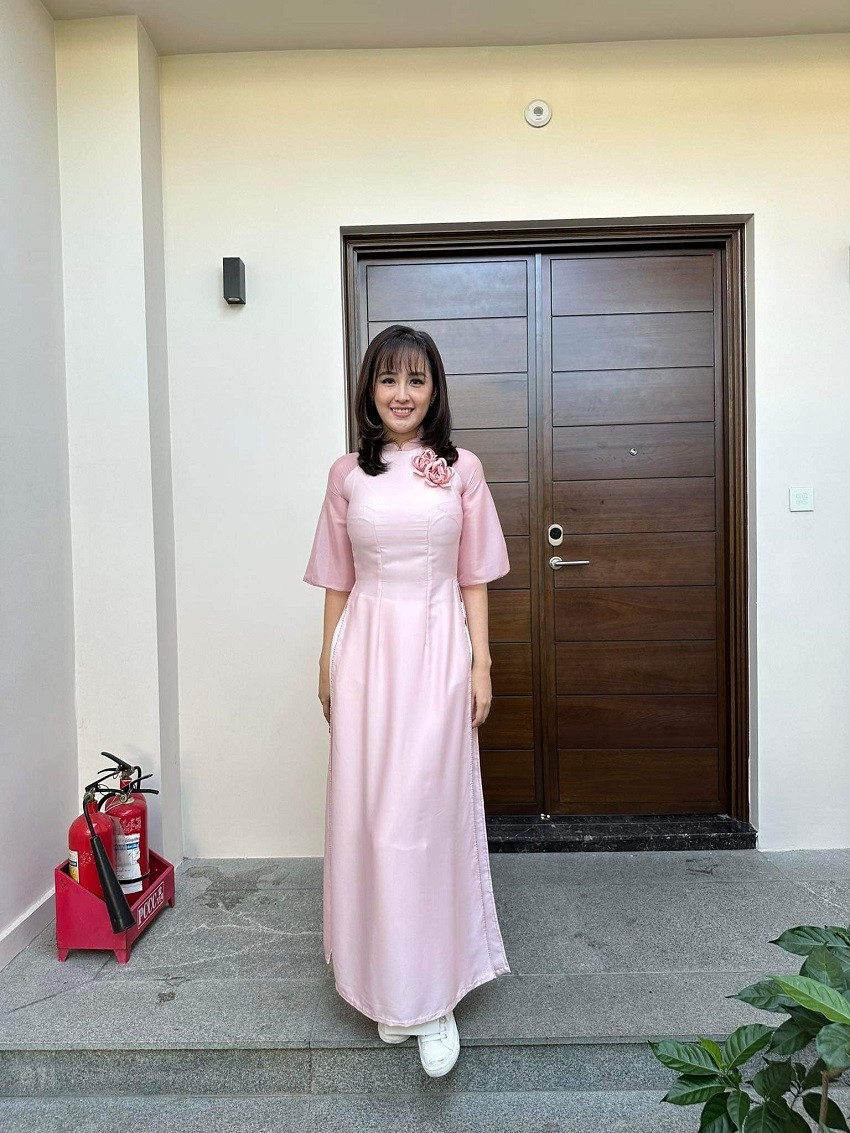 Nổi bật trong số đó phải kể đến Hoa hậu Mai Phương Thuý, đây là lần đầu tiên cô làm dâu phụ. Cô diện chiếc áo dài hồng ngọt ngào của NTK Trần Thiện Khánh. Dù đã bước sang tuổi 34 nhưng người đẹp vẫn giữ được sự trẻ trung so với tuổi thật nhờ kiểu tóc mới.