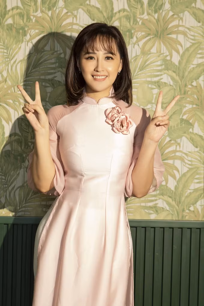 Hoa hậu Việt Nam 2006 được khen ngợi xinh đẹp, tươi trẻ với chiều cao hơn 1,8 m nổi bật, giúp cô trở thành tâm điểm mọi ánh nhìn. Cô dậy từ lúc 5h sáng để chuẩn bị trang điểm, làm tóc và chỉn chu mọi thứ. Chia sẻ cảm xúc làm phù dâu, người đẹp nói: "Lâu lắm rồi mới diện áo dài mà lại là áo dài của dâu phụ nữa, thật không ngờ có ngày mình cũng con gái dịu dàng thế này".