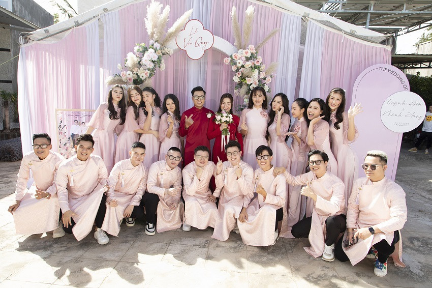 Dàn phù dâu, phù rể bên cô dâu Quỳnh Yên và chú rể Khánh Hùng. 
