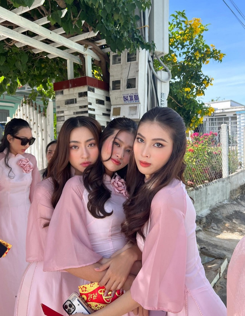 Ba người đẹp tạo dáng nhí nhảnh và có những biểu cảm tinh nghịch.