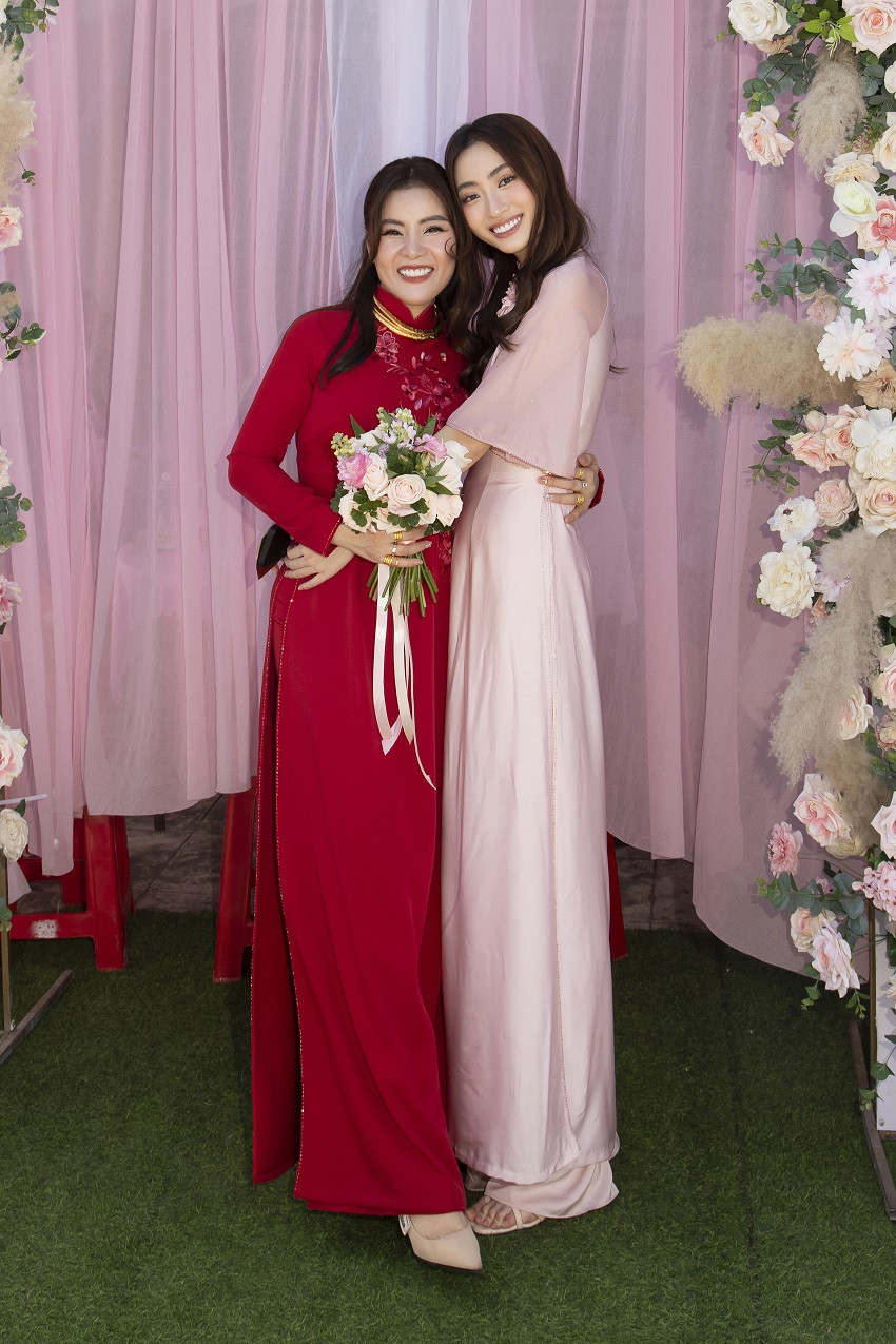 Hoa hậu Lương Thùy Linh và cô dâu Quỳnh Yên. Người đẹp trong trẻo, ngọt ngào trong tà áo dài hồng với vai trò là phù dâu.