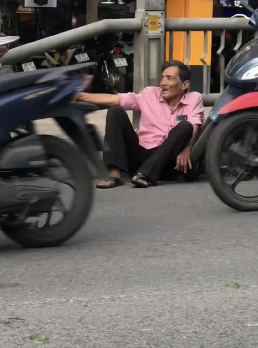 Su that buc anh Thuong Tin ngoi that than duoi chan cau vuot