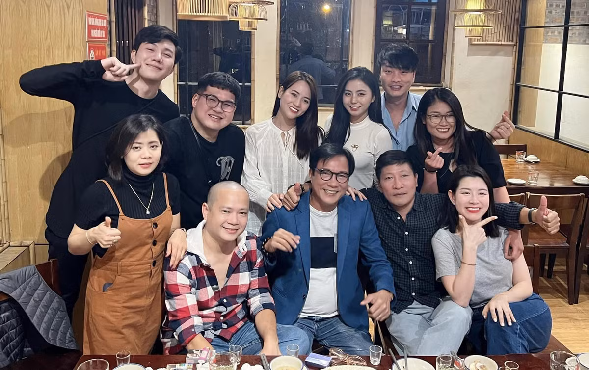 NSND Trọng Trinh vui vẻ bên đồng nghiệp.