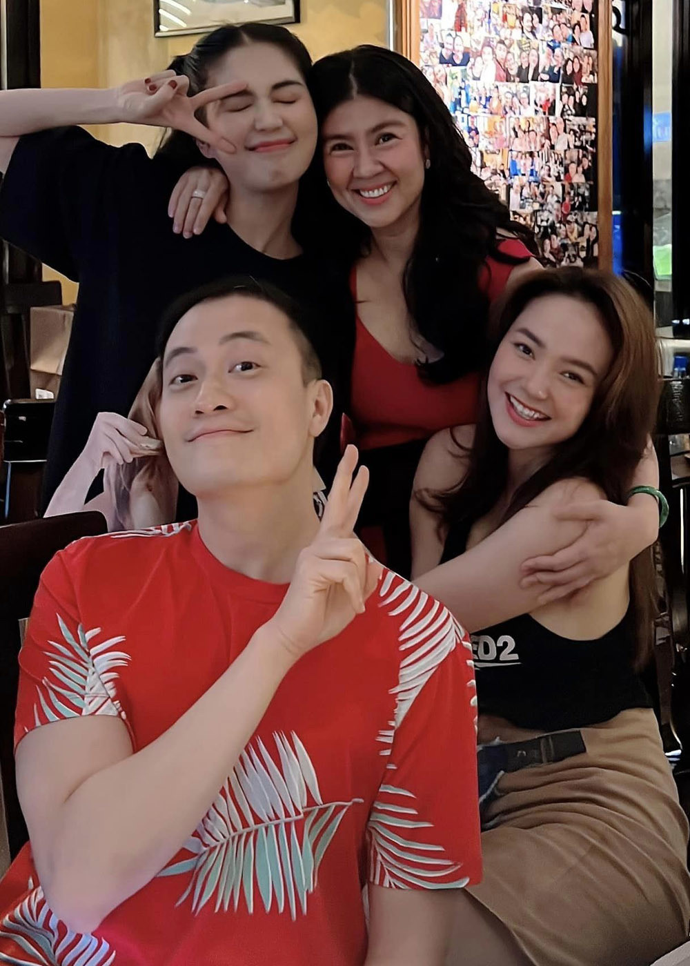 Sao Việt Ngọc Trinh tụ họp cùng Minh Hằng, Lương Mạnh Hải, Kim Thư.