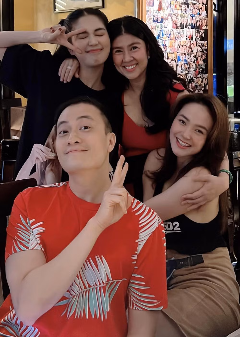 Sao Việt Ngọc Trinh tụ họp cùng Minh Hằng, Lương Mạnh Hải, Kim Thư.