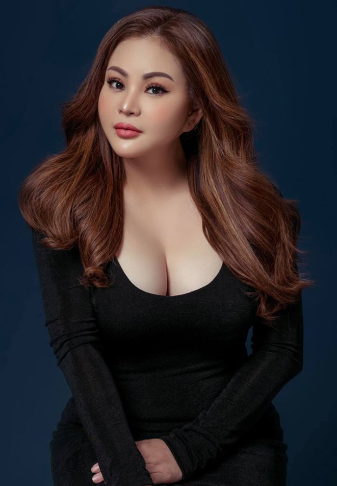 Bên cạnh đó, nữ nghệ sĩ cũng đính kèm chia sẻ: "Đi Hà Nội mấy ngày, viếng chùa và lấy hàng, sáng nay ngủ dậy đau quá. Mấy đứa em đưa vô cấp cứu. Cảm thấy người yếu mà lúc nào cũng ráng". Ngoài ra, cô không quên gửi lời cảm ơn những người đã giúp đỡ mình.